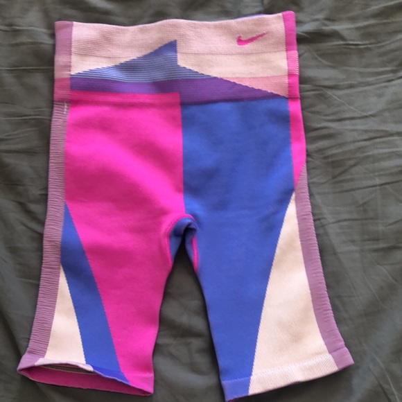NWOT Nike Women's Shorts Nike Icon Clash Seamless 8 Training Shorts - Picture 3 of 6